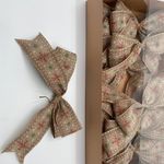 Laço_Natalino_Tecido_Bege_Caixa_com_12_Unidades_Ref.CXF550_Galpão_das_Flores