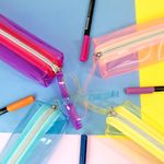 Estojo_Escolar_Cristal_Com_Alça_Cores_Sortidas_Ref.4340_Dac