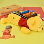 Estojo_Fluffy_Pooh_Estojo_Escolar_Ursinho_Pooh_Com_Zíper_Fluffy_Pelúcia_Amarelo_Ref.4781_Dac