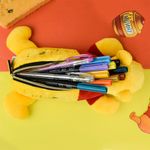 Estojo_Fluffy_Pooh_Estojo_Escolar_Ursinho_Pooh_Com_Zíper_Fluffy_Pelúcia_Amarelo_Ref.4781_Dac