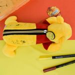 Estojo_Fluffy_Pooh_Estojo_Escolar_Ursinho_Pooh_Com_Zíper_Fluffy_Pelúcia_Amarelo_Ref.4781_Dac