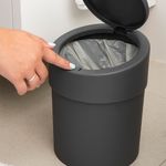 Lixeira_5l_Com_Tampa_Press_Polipropileno_Cinza_Chumbo_Ref.109080536_Coza