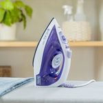 Ferro_de_Passar_À_Vapor_Base_Antiaderente_Roxo_1200w_220v_Ref.FX1050B2_Black_&_Decker