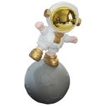Estatueta_Astronauta_Lua_Cheia_Resina_12x10x25cm_Ref.LM3716_honeyhome