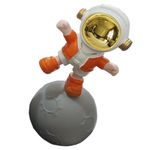 Estatueta_Astronauta_Lua_Cheia_Resina_12x10x25cm_Ref.LM3716_honeyhome