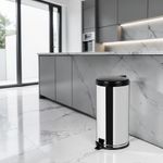 Lixeira_Com_Pedal_Aço_Inox_Tampa_Polipropileno_Preto_15_Litros_Ref.3477_Viel